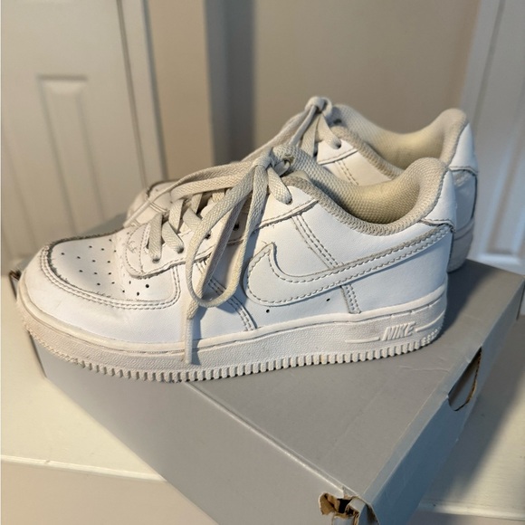 Nike white Air Force 1 LE kids size 13c - Picture 3 of 9